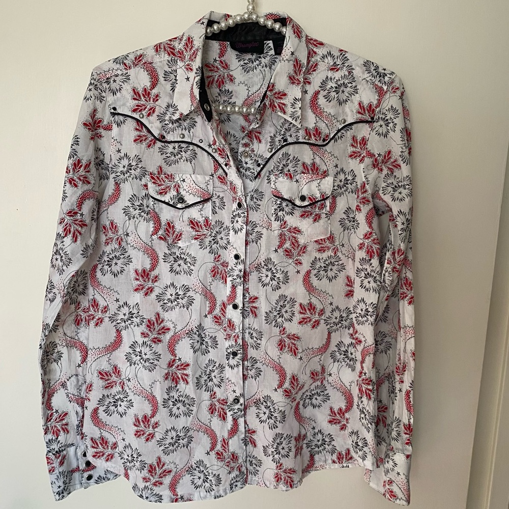 Wrangler Red and Black Floral White Rodeo Short size medium
